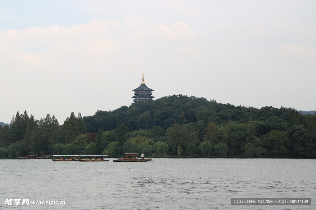 湖畔古塔映景
