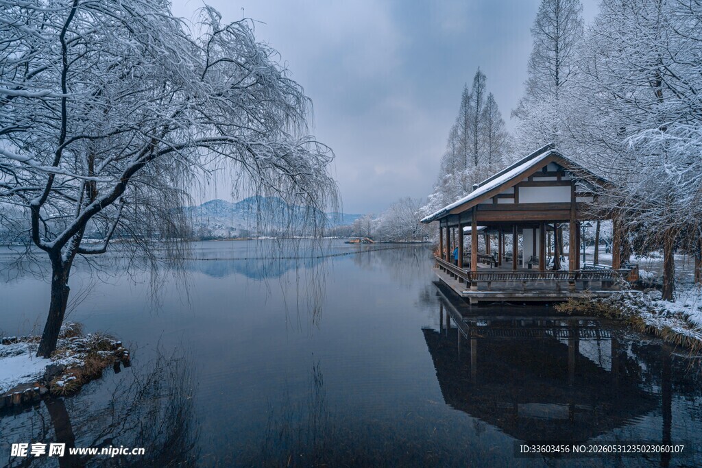 冬日湖畔雪景中的静谧小屋