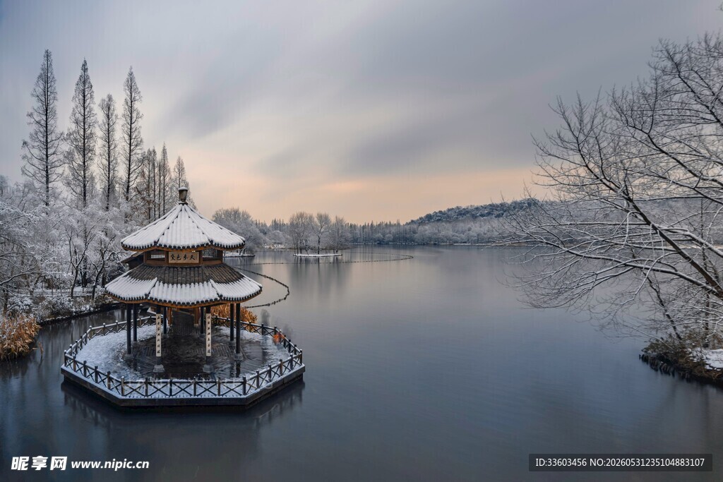 雪后湖畔古亭静谧美景