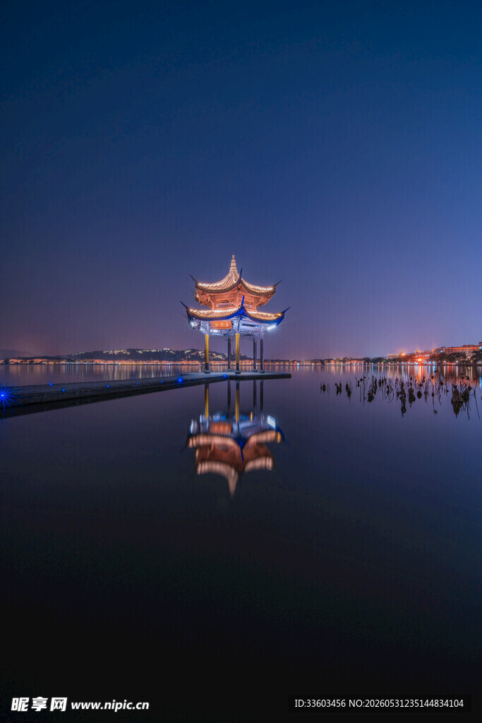 湖畔古亭夜景倒影如画