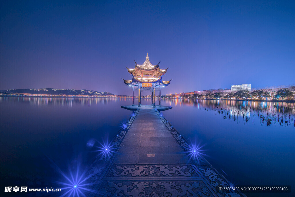 湖畔古亭夜景
