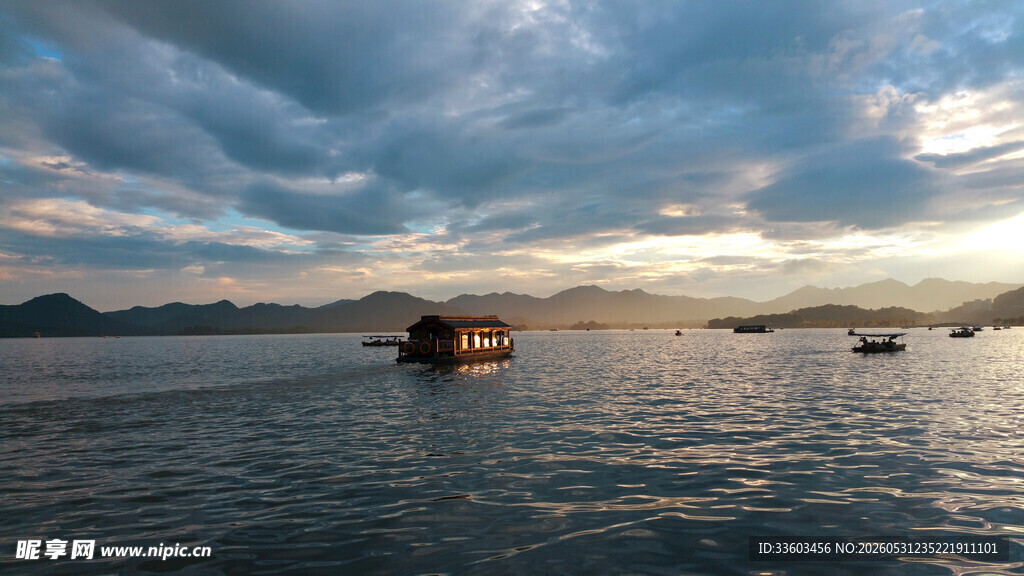 海上日落渔船美景