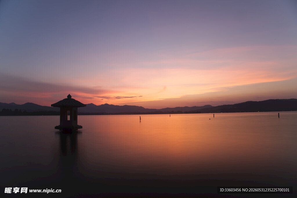 湖畔日落美景静谧小亭