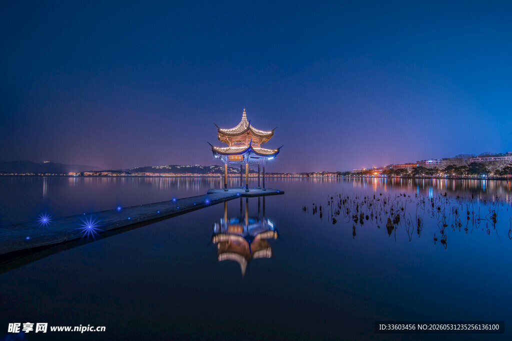 湖畔古亭夜景