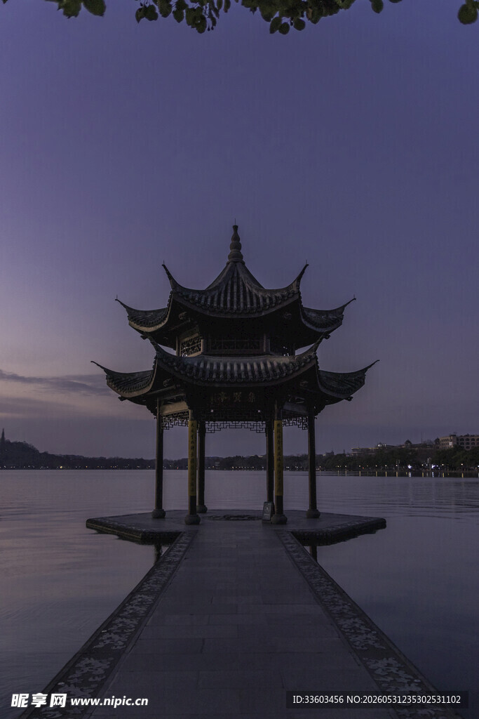 湖畔古亭暮色美景