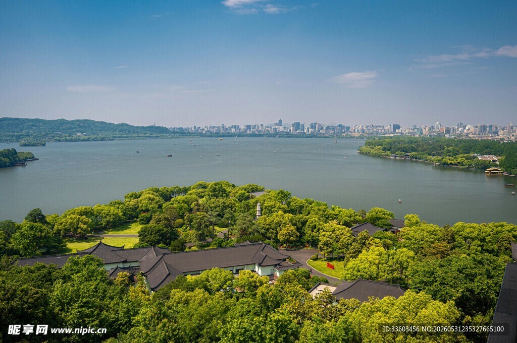 湖畔绿意盎然的美丽景致