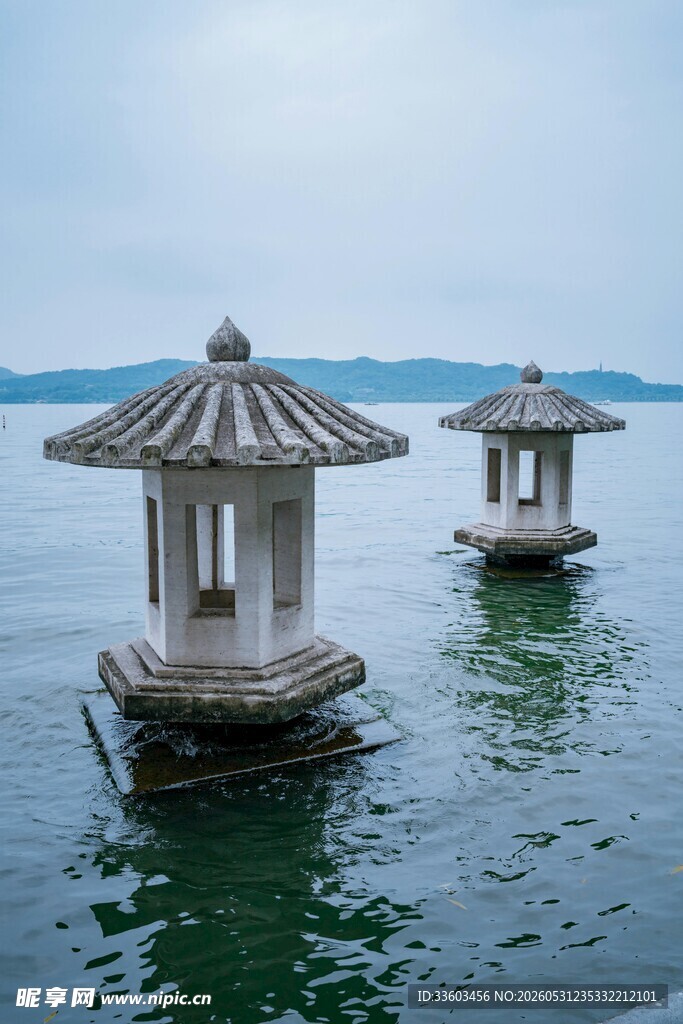 水上古亭静谧湖景之美