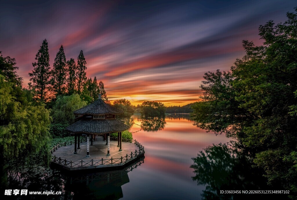 湖畔黄昏美景
