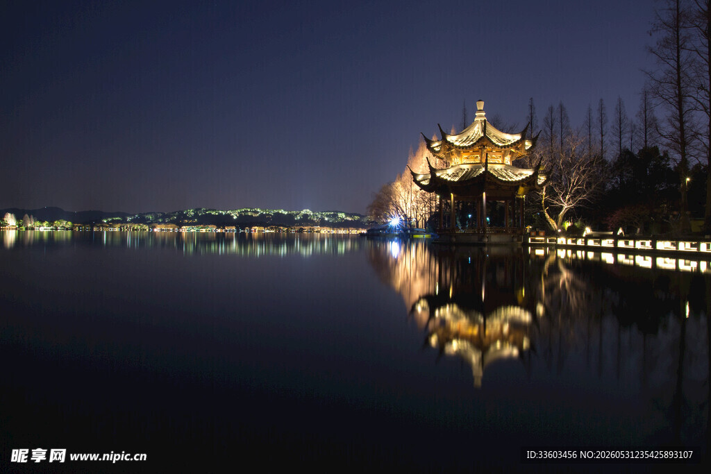 湖畔古建夜景倒影如画