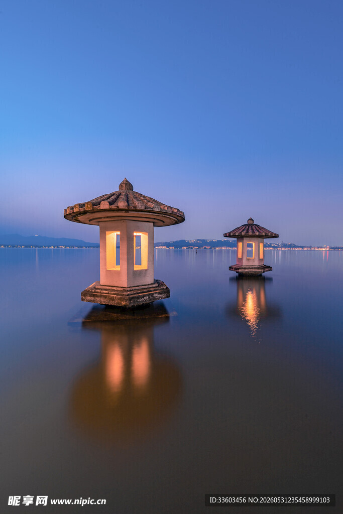 海上夜亭静谧梦幻之景