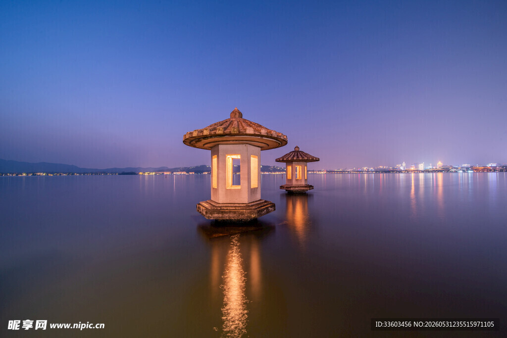 湖畔夜亭静谧湖景之美