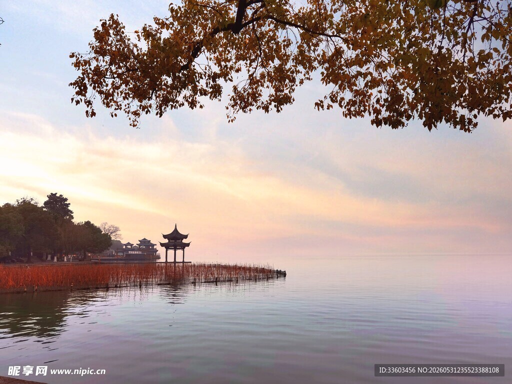 湖畔黄昏美景