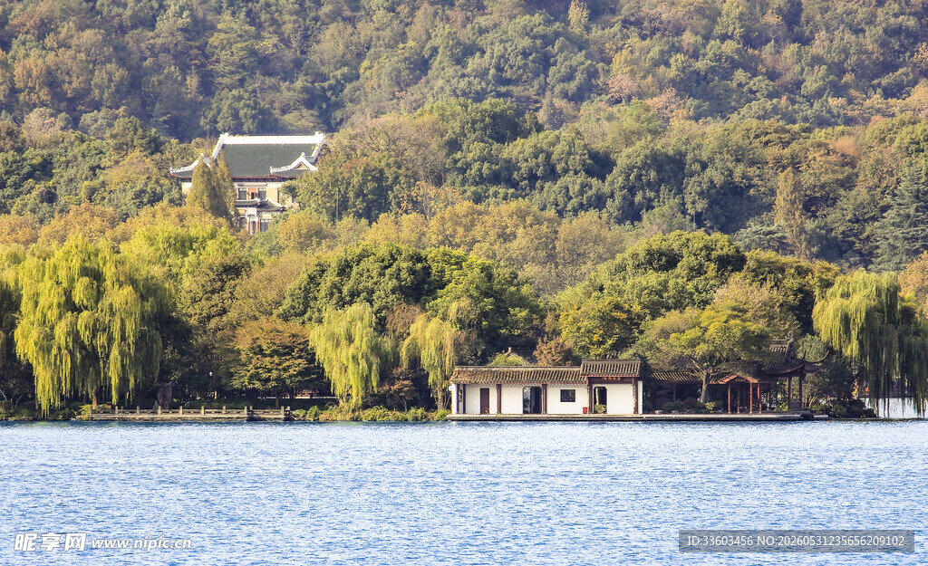 湖畔山林间的静谧景致