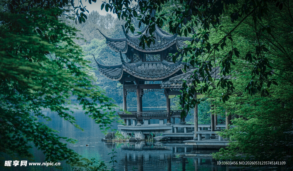 林中古亭静谧山水景致