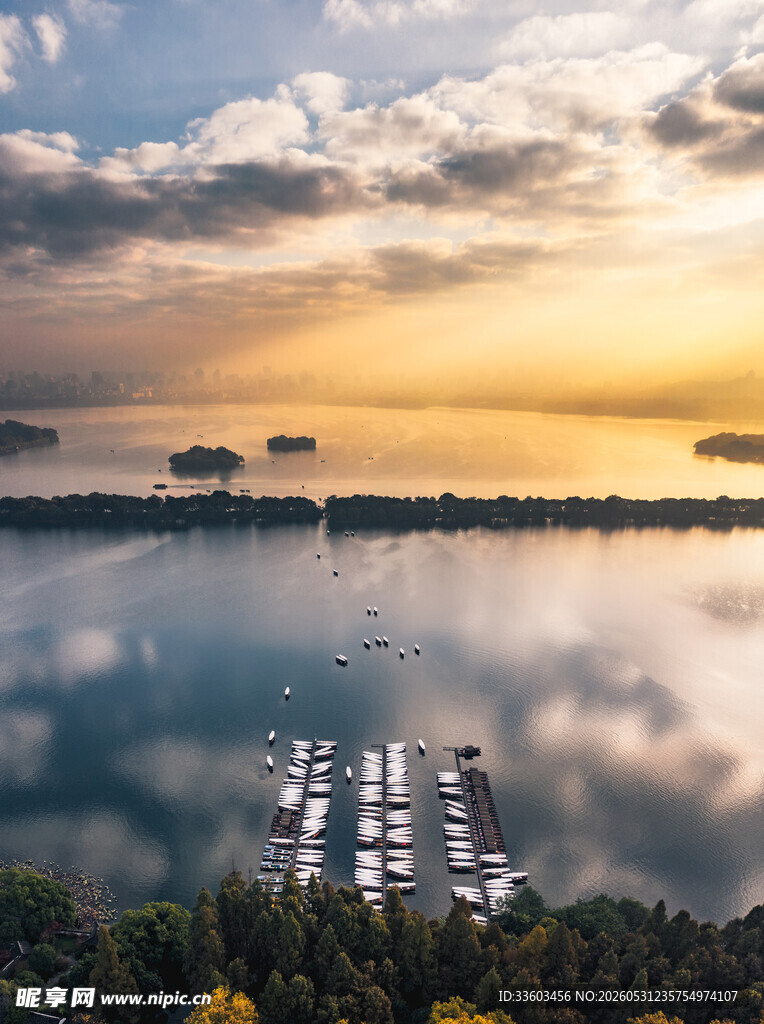 湖畔日落美景船只静泊