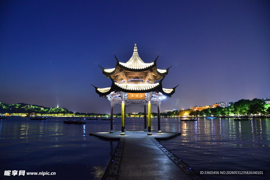 湖畔古亭夜景