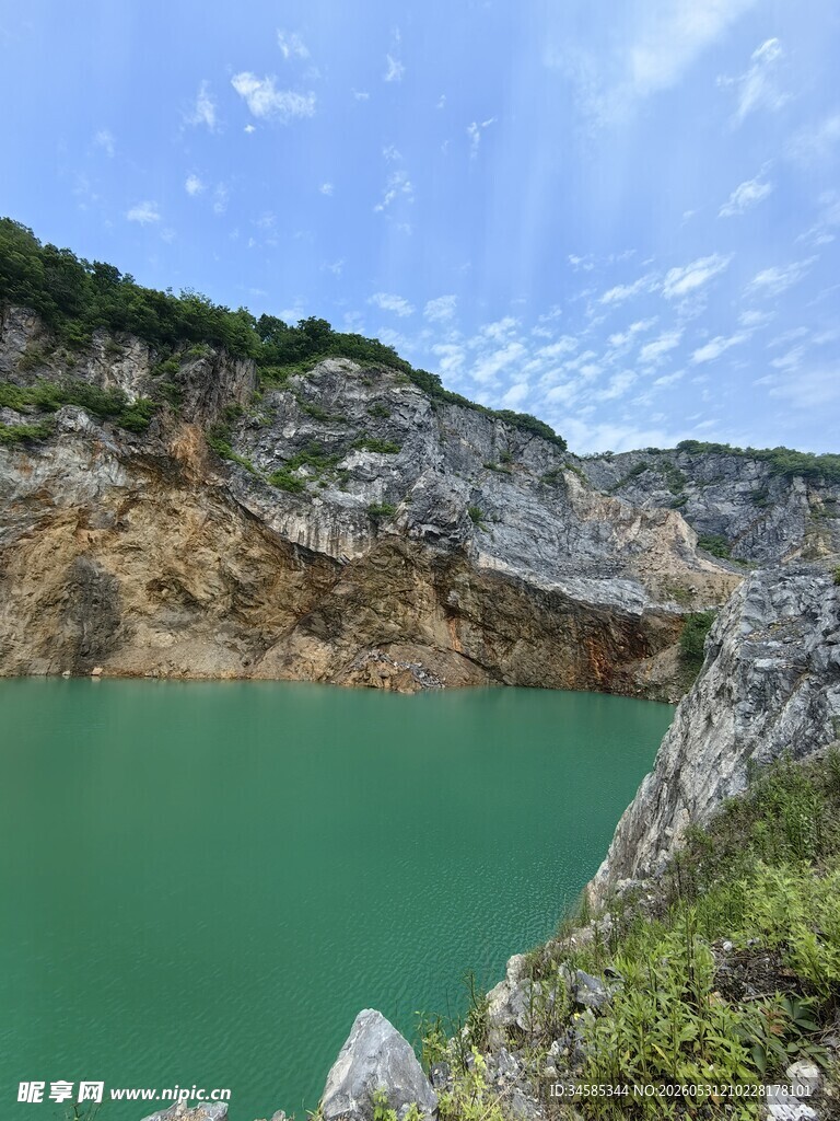 翠绿矿坑湖山间绝美风光