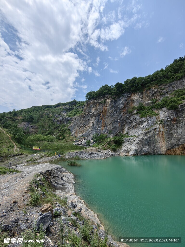 青山绿水间的美丽矿湖