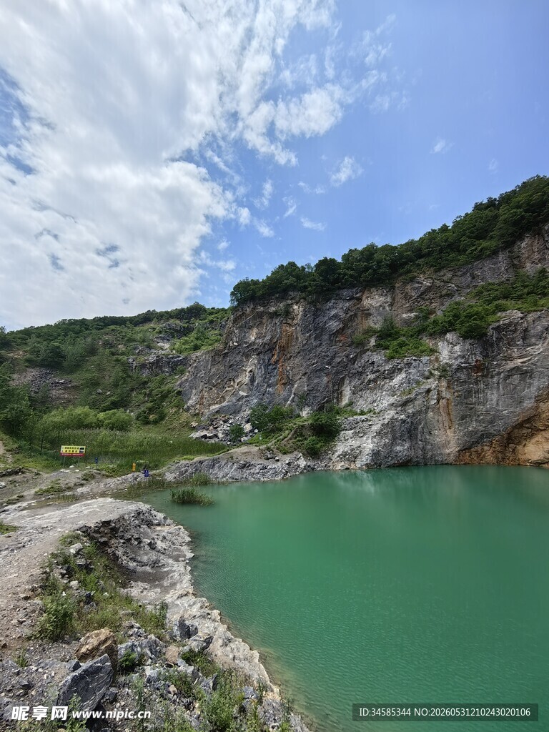 山间碧绿矿坑湖美景