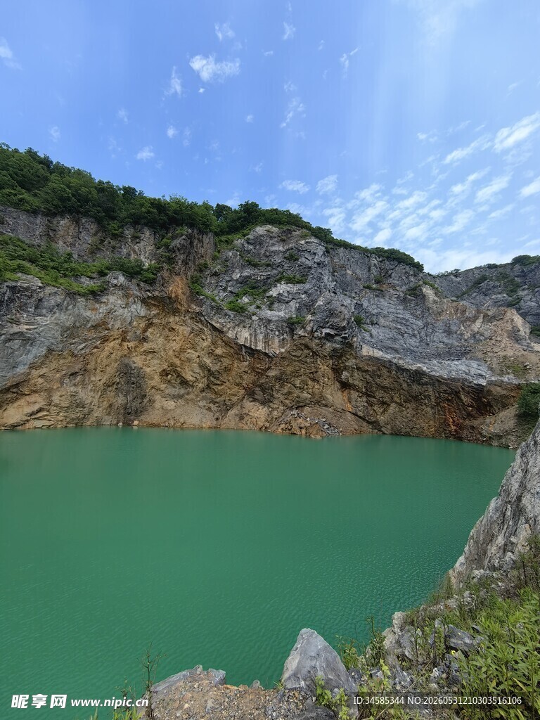 翠绿矿坑湖