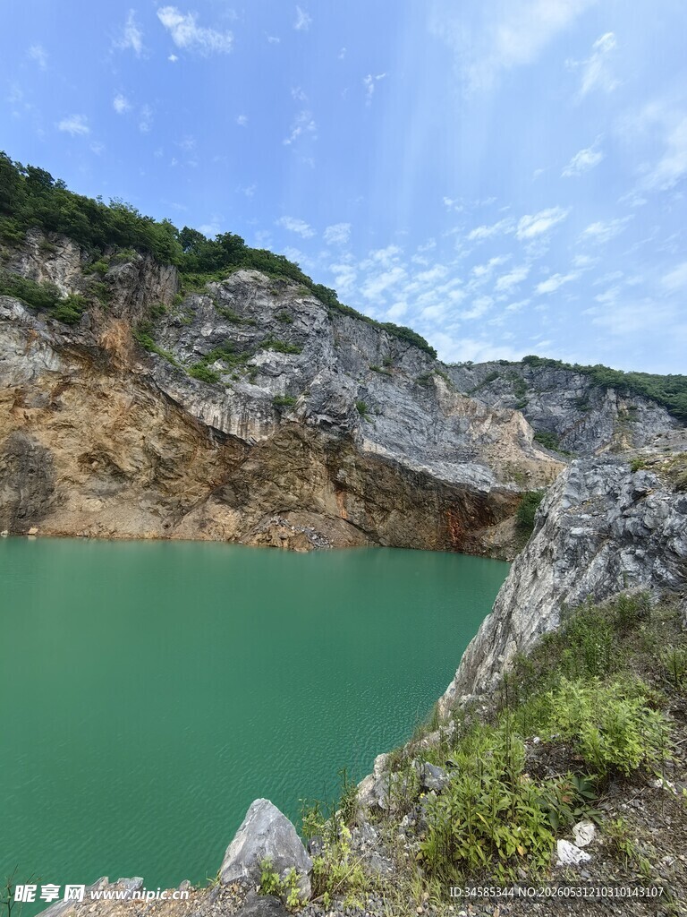 翠绿山间湖景自然之美