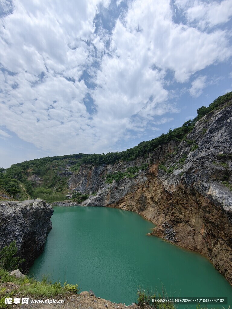 翠绿矿坑湖