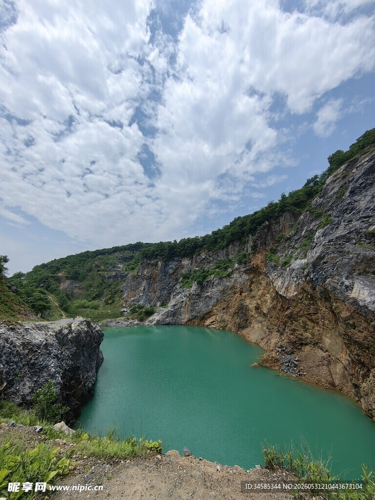 山间碧绿矿坑湖美景