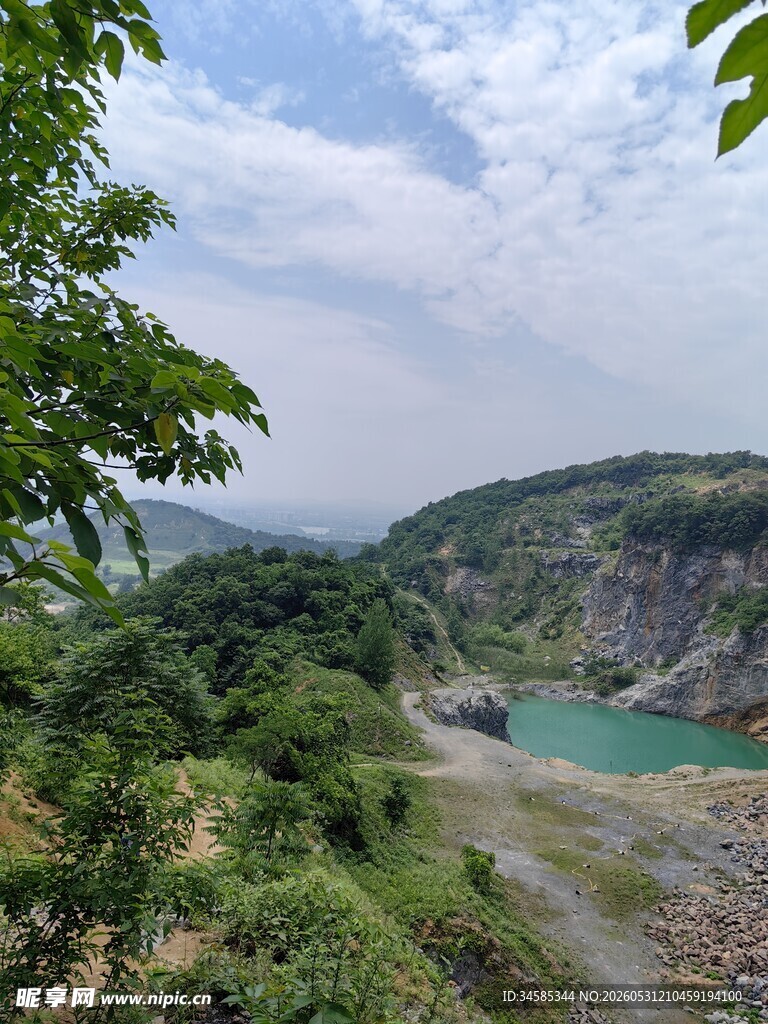 山间绿水美景