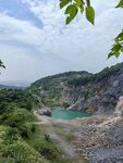 山间碧绿矿坑美景