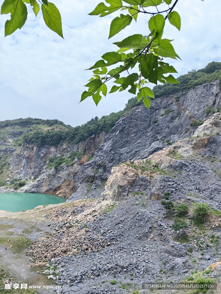 废弃矿坑中的碧绿湖水