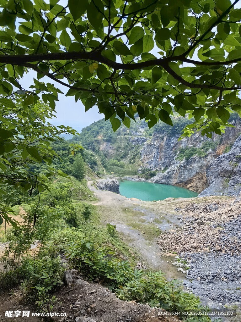 山间翠谷中的幽蓝矿湖