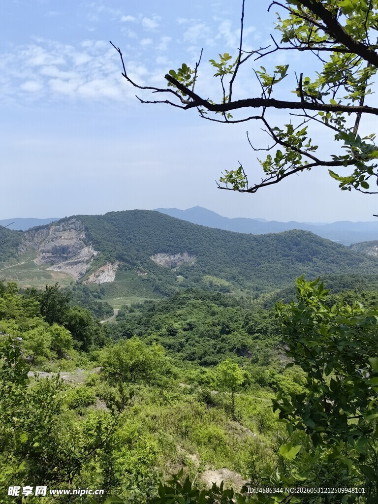 山间绿意盎然的秀丽景致