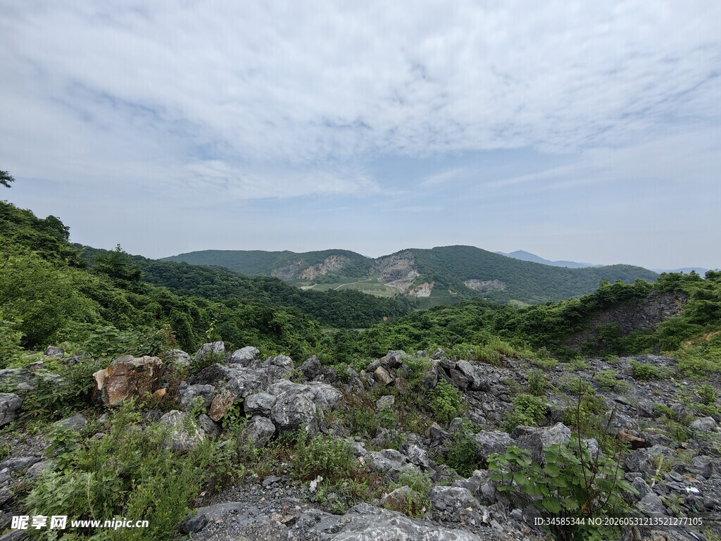 山间碎石风景