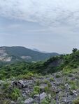 山间绿意盎然的岩石景观