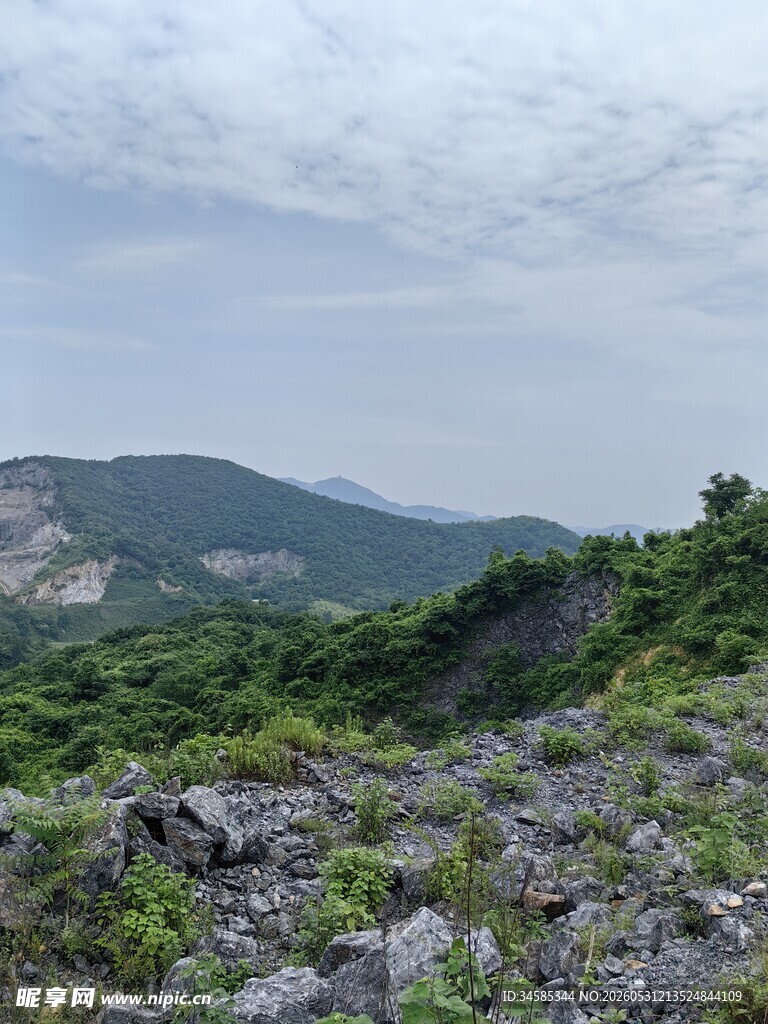山间绿意盎然的岩石景观