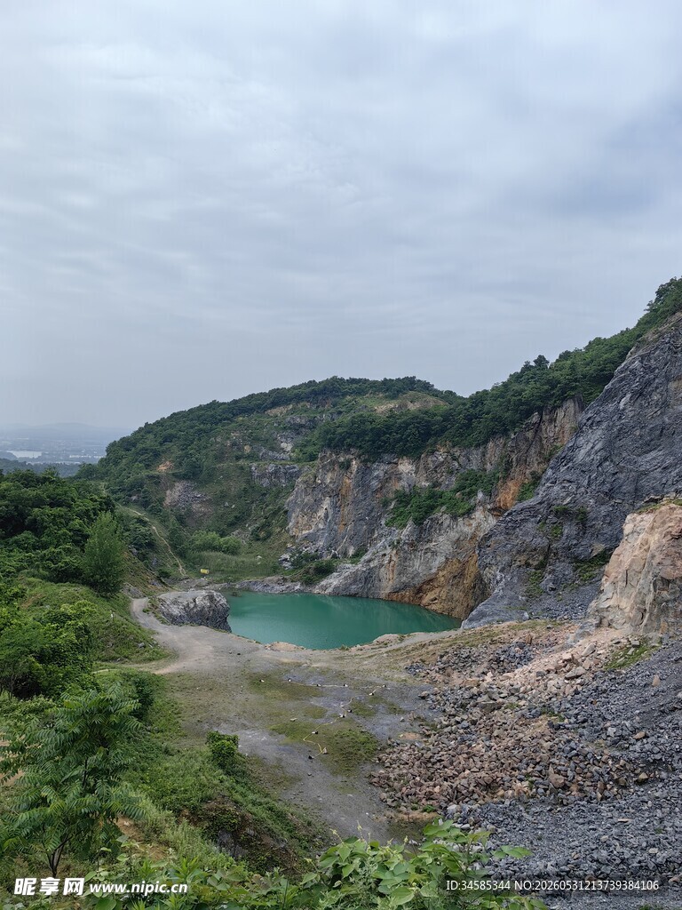 山间矿坑景观湖水碧绿