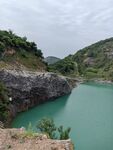 青山环绕的碧绿湖水