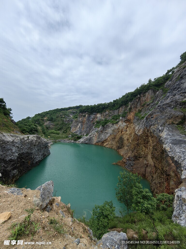 翠绿山谷中的幽蓝湖水