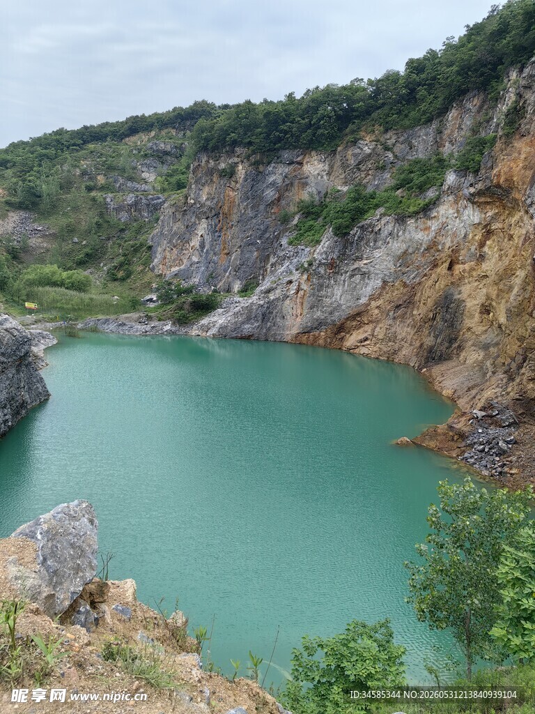 翠绿山间湖景自然之美