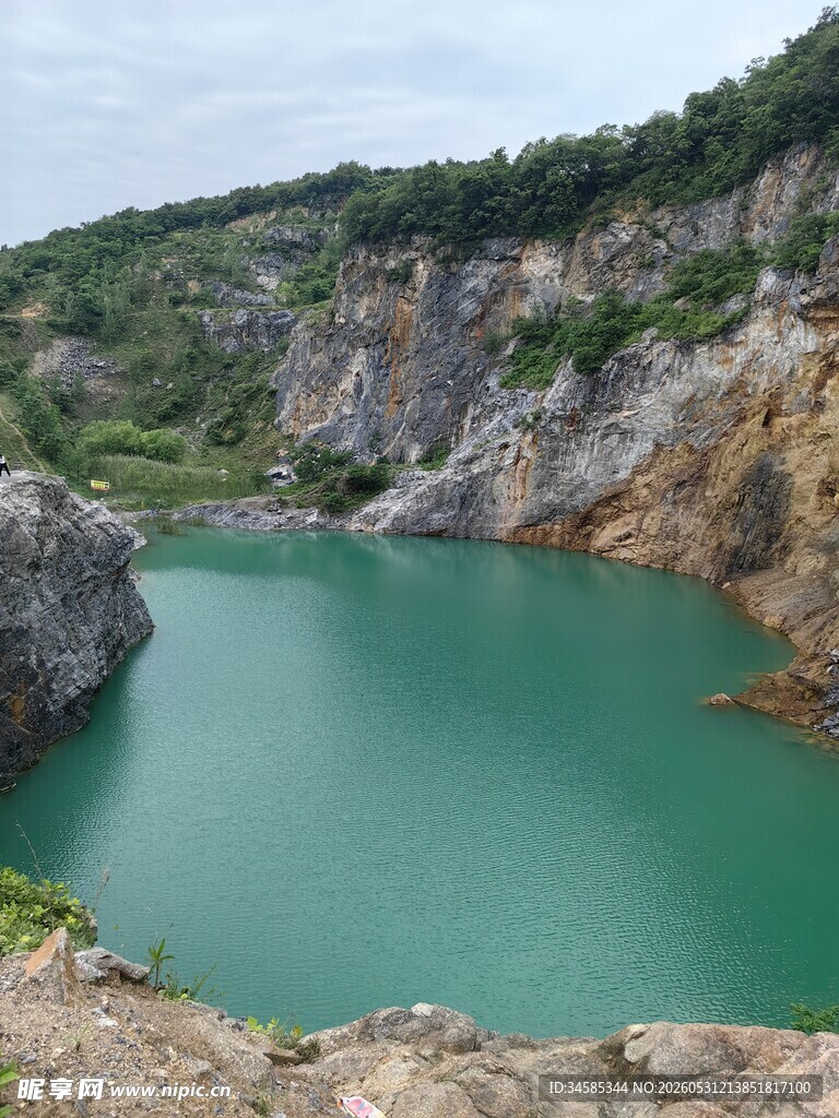翠绿矿坑湖自然风光美