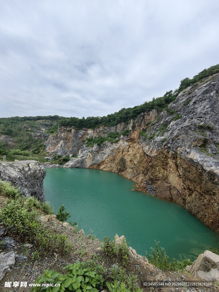 翠绿矿坑湖的自然景致