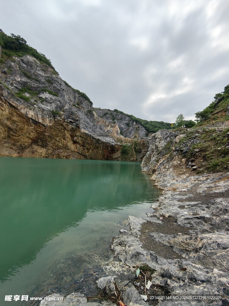 山间碧绿幽湖景致迷人