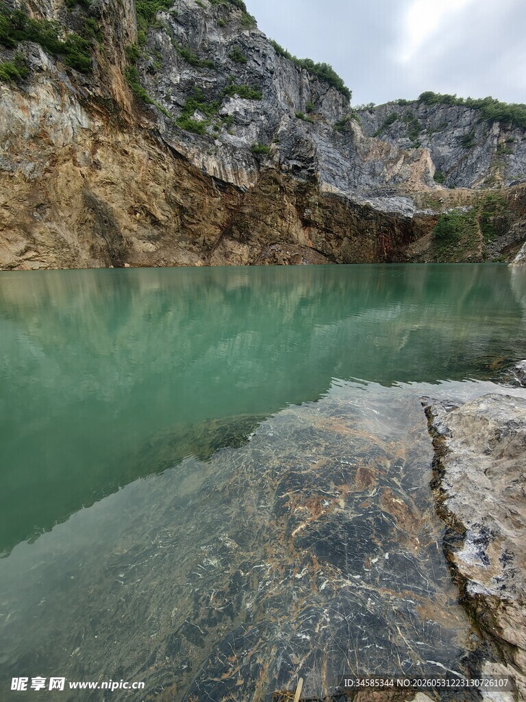 山间碧绿清澈的静谧水潭