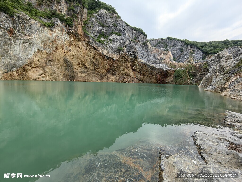 翠绿山间潭水风景如画