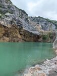 碧绿山间潭水