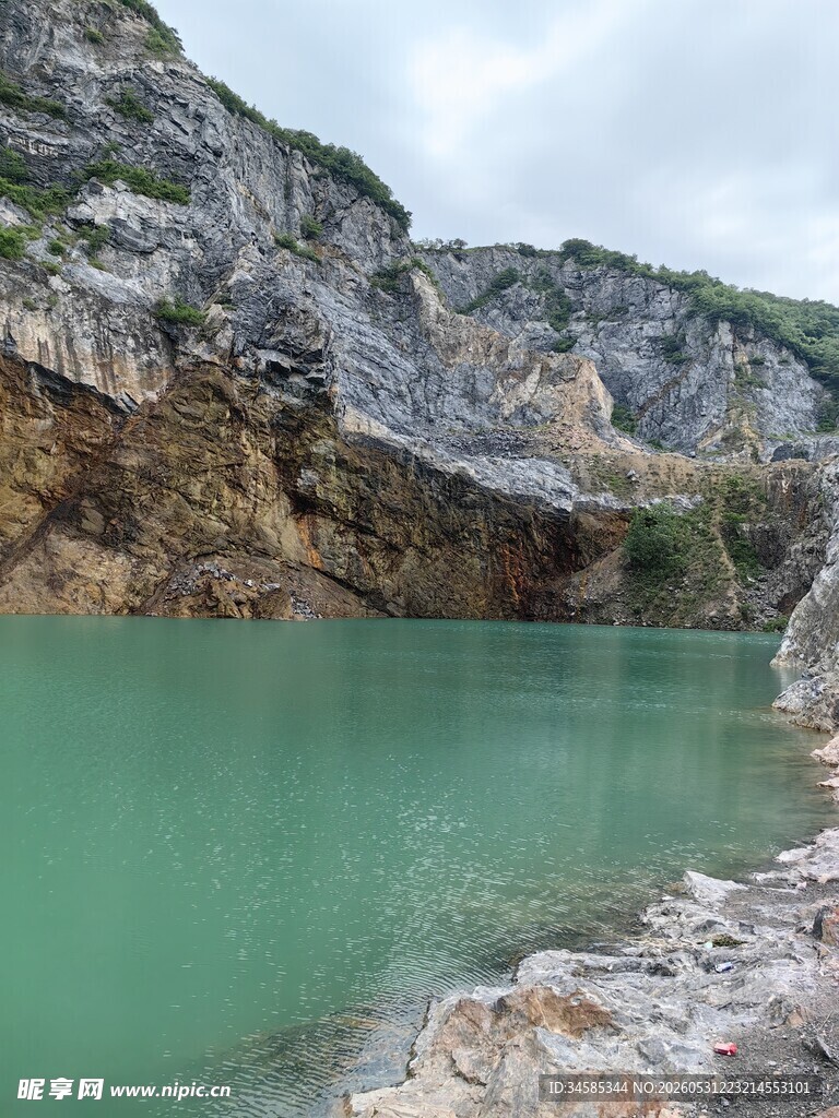 碧绿山间潭水