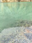 清澈湖水边的斑斓岩石