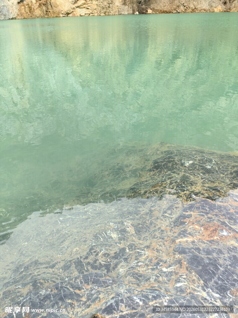 清澈湖水边的斑斓岩石