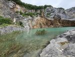 山间碧潭美景
