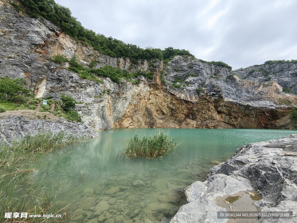 山间碧绿矿坑湖美景